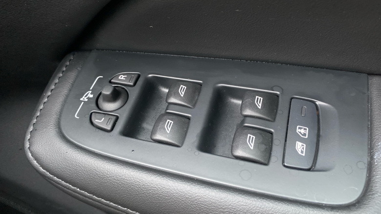 Volvo V60 2.0 B4P Plus Dark 5dr Auto [7 speed] Petrol Estate